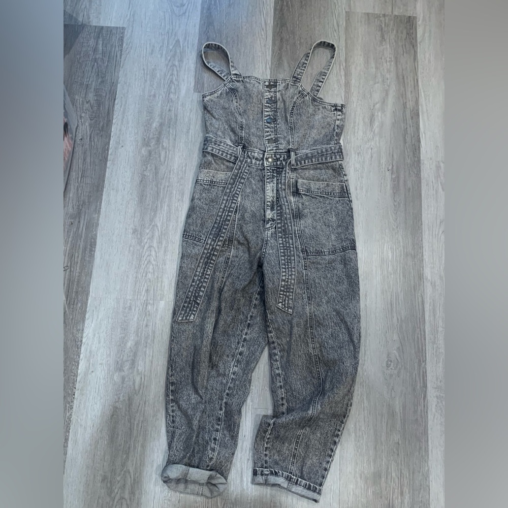 Universal Thread Denim Sleeveless Tie Waist Jumpsuit NWT
Size 10